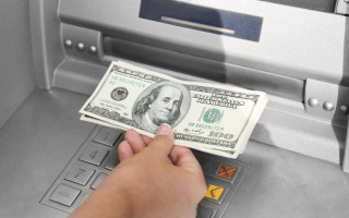 Українці за кордоном стикаються з валютними лімітами НБУ: чому платежі важко здійснювати навіть із власними коштами