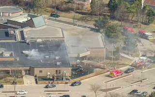 В США автомобиль врезался в здание синагоги, сообщается о стрельбе — видео