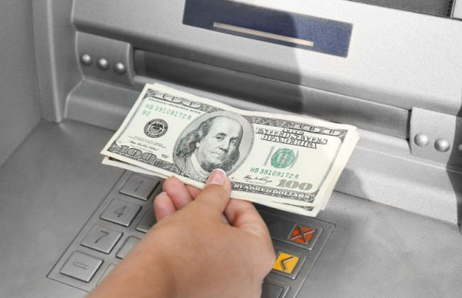 Українці за кордоном стикаються з валютними лімітами НБУ: чому платежі важко здійснювати навіть із власними коштами