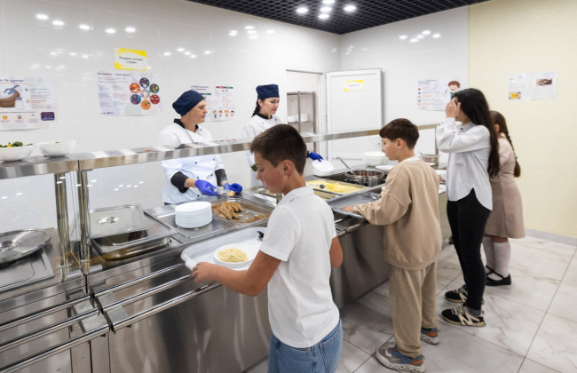 Безкоштовні гарячі обіди у школах: з вересня 2026 року програму розширять на 3 млн учнів