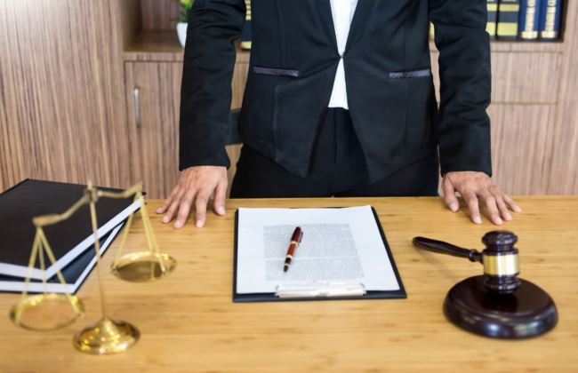 Юрист в Британии советовал клиенту сказать неправду в суде — как его наказали