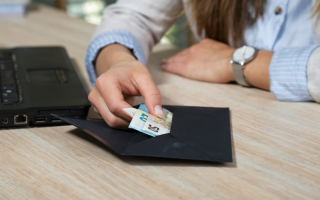 На Тернопільщині викрили юристку центру правової допомоги, яка обіцяла за гроші вплинути на ТЦК