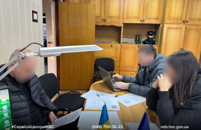 На Одещині жінка тричі провалила практичний іспит і вирішила дати хабар екзаменатору МВС – відео