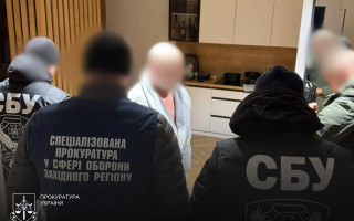 На Хмельниччині начальника відділу ТЦК підозрюють у вимаганні двох автомобілів у підприємця — деталі