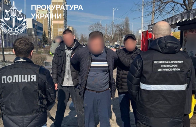 У Києві чоловік за 10 тисяч доларів продавав виїзд за кордон під виглядом священнослужителя