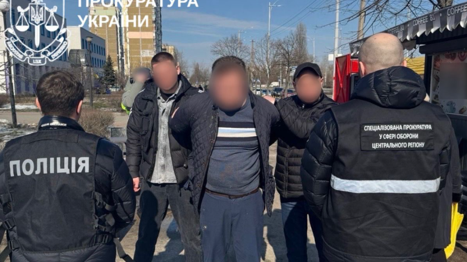 В Киеве мужчина за 10 тысяч долларов продавал выезд за границу под видом священнослужителя