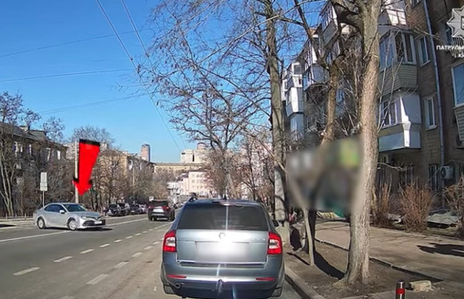 У Києві покарали водія Toyota, який перетнув подвійну суцільну лінію дорожньої розмітки — відео