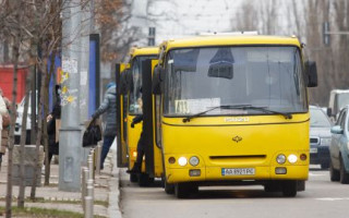У Дніпрі чоловік погрожував пасажирам маршрутки навчальною гранатою: справу розглянув суд