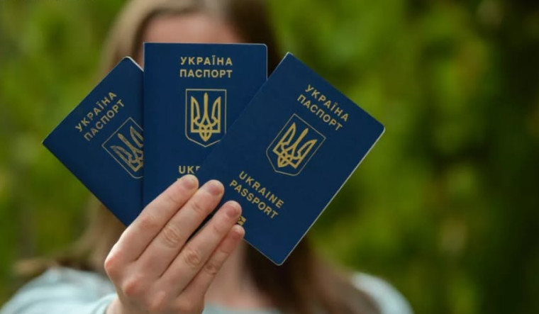 Украинцам напомнили, с какого возраста можно получить паспорт для выезда за границу