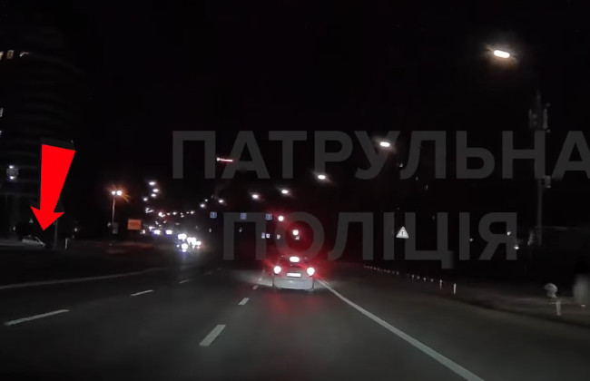 У Києві покарали водія, який рухався без ввімкненого ближнього світла фар у темну пору доби