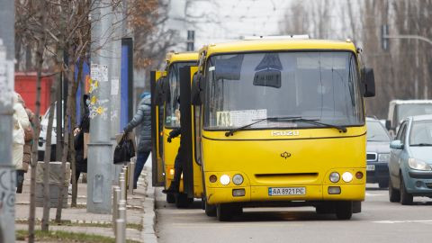 У Дніпрі чоловік погрожував пасажирам маршрутки навчальною гранатою: справу розглянув суд