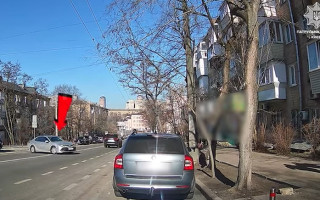 В Киеве наказали водителя Toyota, который пересек двойную сплошную линию дорожной разметки — видео