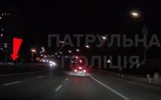 У Києві покарали водія, який рухався без ввімкненого ближнього світла фар у темну пору доби