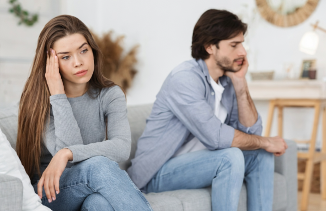 После развода бывший муж остался прописанным, а женщина не могла продать дом — решение пришлось искать в суде