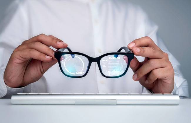 У Британії суд відхилив свідчення позивача, якому підказували через «розумні окуляри» під час допиту