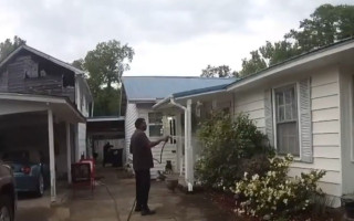 У США пастора затримали під час поливу квітів біля будинку сусіда — суд став на бік поліції