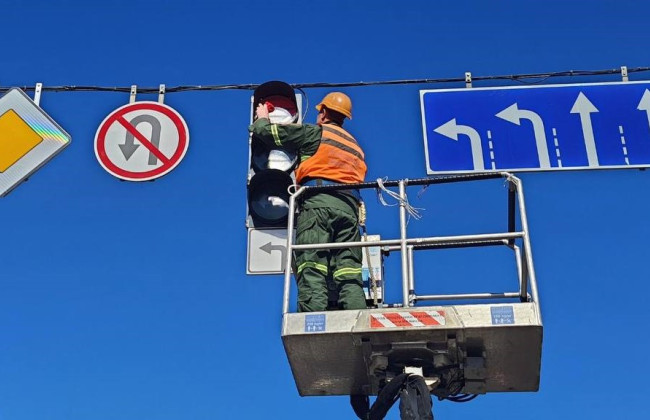 В Киеве проводят генеральную уборку для дорожных знаков и светофоров, фото