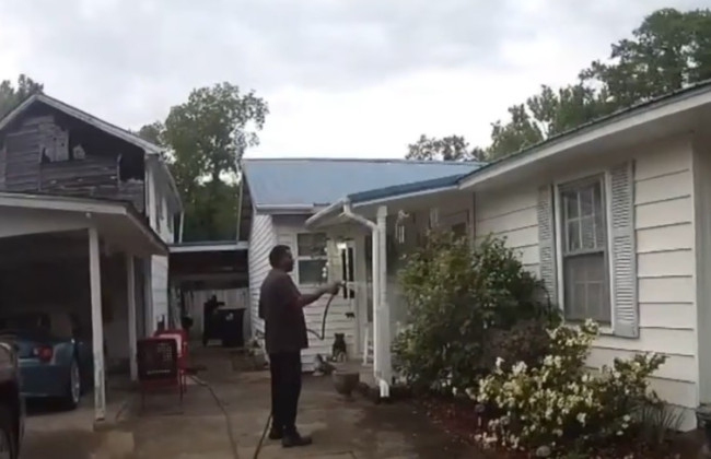 У США пастора затримали під час поливу квітів біля будинку сусіда — суд став на бік поліції