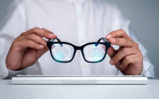 У Британії суд відхилив свідчення позивача, якому підказували через «розумні окуляри» під час допиту