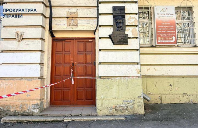 В Киеве прокуратура просит суд вернуть из частной собственности помещение дома, где жил писатель Олесь Ольжич