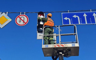 В Киеве проводят генеральную уборку для дорожных знаков и светофоров, фото