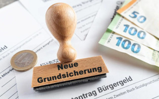 Суд у Німеччині відмовив у виплаті допомоги жінці з майном на сотні тисяч євро