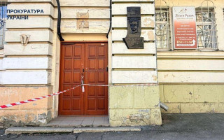 У Києві прокуратура просить суд повернути з приватної власності приміщення будинку, де жив письменник Олесь Ольжич