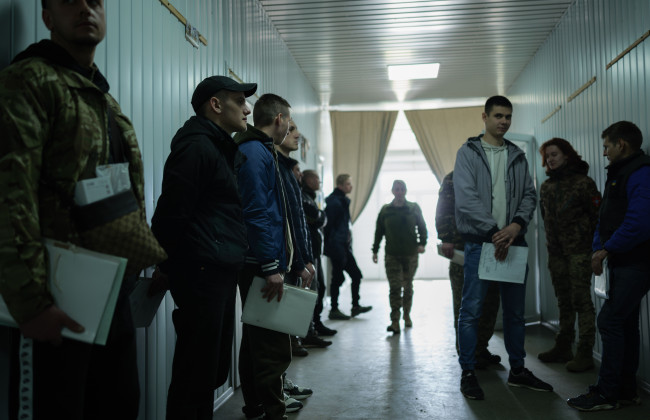 Суд в Жмеринке осудил пенсионера, который силой помог сыну избежать прохождения ВВК