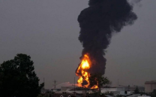 В Дубае дрон попал в топливный парк в международном аэропорту: вспыхнул мощный пожар, фото и видео