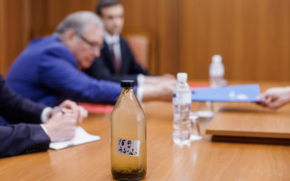 Молдова вручила российскому послу в знак протеста бутылку воды из Днестра, загрязненной в результате обстрела со стороны РФ