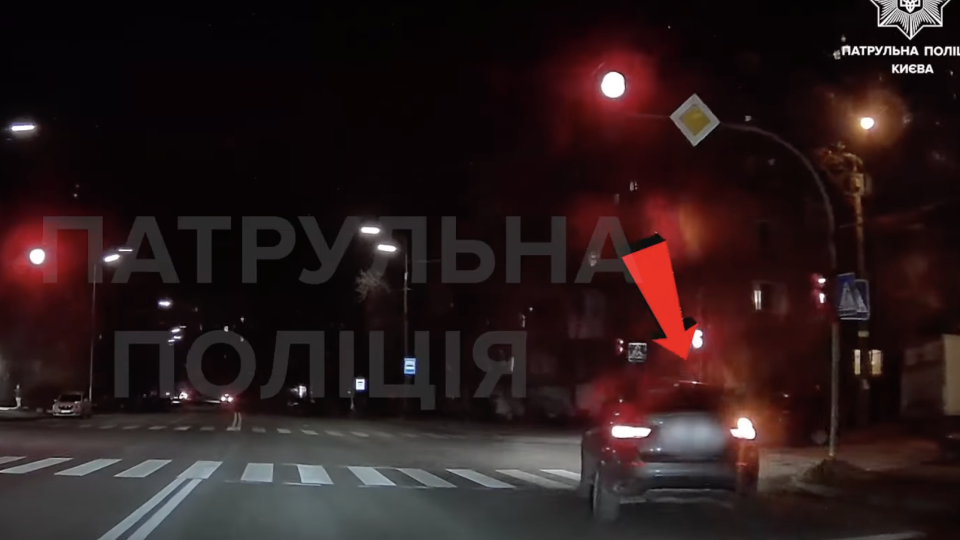 В Киеве водитель на BMW проигнорировал сигнал светофора и попался патрульным: видео