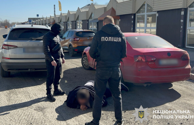 Почти 9 000 долларов за трансфер через границу — в Киеве разоблачили дельца