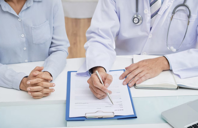 Лікарняний під час простою: чи отримує працівник виплати