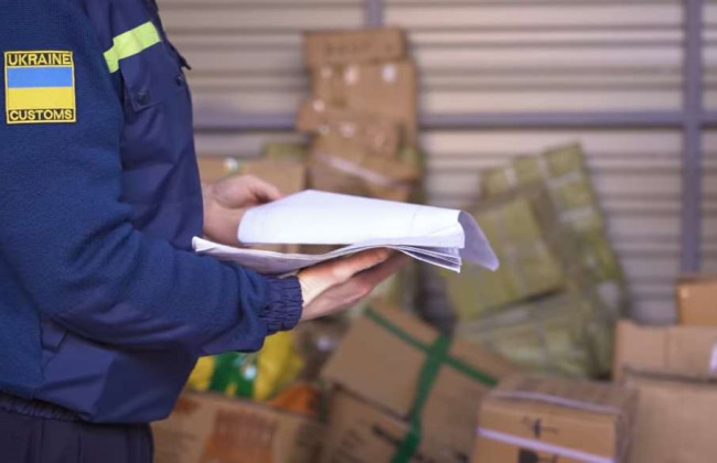 Таможенный контроль без штрафов: когда выбирать «зеленый», а когда «красный» коридор