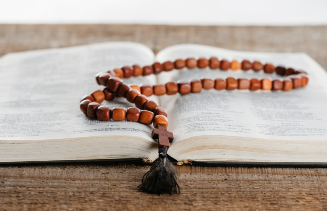 Может ли религия быть условием работы: суд ЕС объяснил, когда увольнение законно, а когда — нет