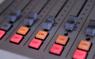 Латвия планирует запретить песни исполнителей, подпадающих под санкции, на радио и ТВ