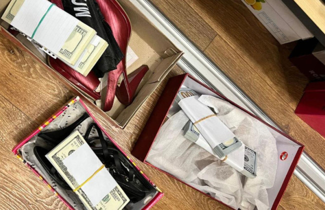 В Днепре разворовали более 14 млн грн на утеплении школ — деньги прятали в коробках для обуви, фото