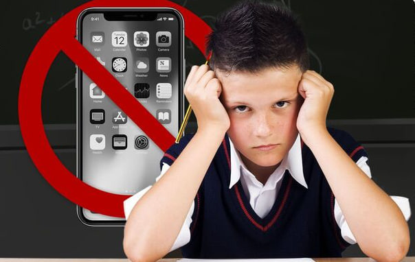 З 1 вересня у Польщі планують заборонити мобільні телефони в школах