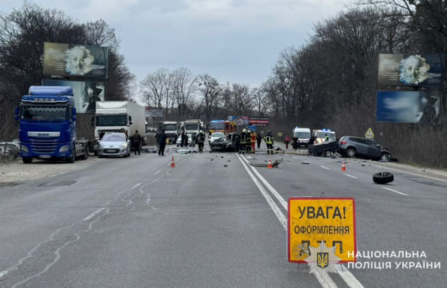 На Львівщини сталася смертельна ДТП: авто після зіткнення вибухнуло