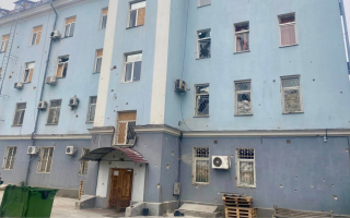 В Херсоне в результате обстрела повреждено здание налоговой, фото