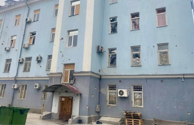 У Херсоні внаслідок обстрілу пошкоджена будівля податкової, фото