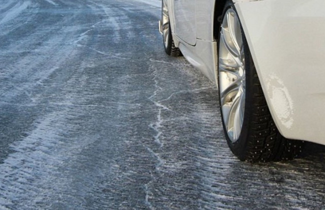 Ожеледиця та відсутність потерпілих: апеляційний суд замінив позбавлення водійського на штраф за ДТП