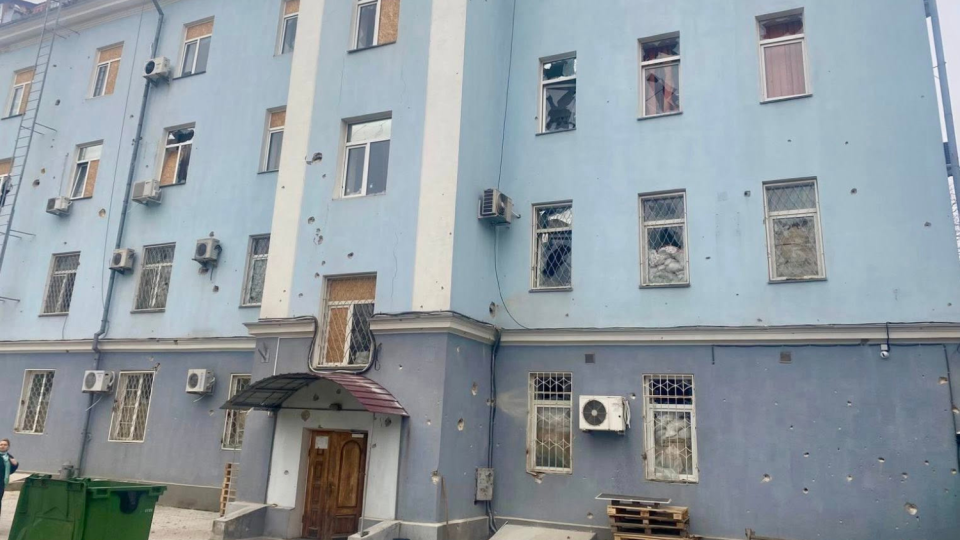 У Херсоні внаслідок обстрілу пошкоджена будівля податкової, фото