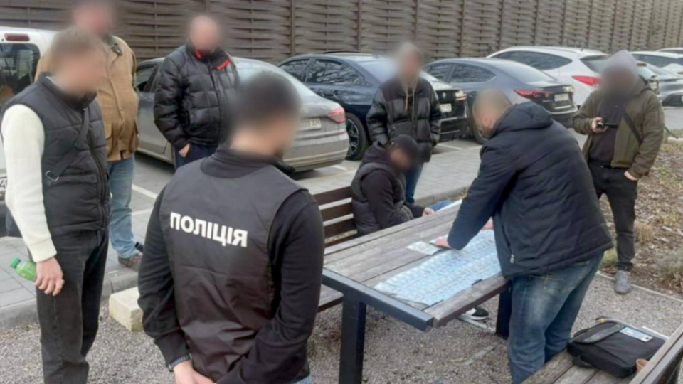В Одесской области служащего ТЦК выявили на взятке в 300 тысяч гривен за перевод военного в тыл