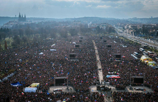 В Праге десятки тысяч людей вышли на митинг против политики правительства Бабиша — видео