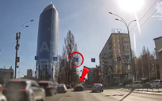 В Киеве водитель Mercedesпоехал налево из полосы, разрешающей движение прямо: как его наказали — видео