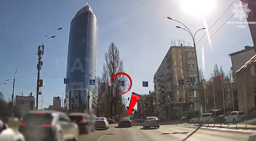 В Киеве водитель Mercedesпоехал налево из полосы, разрешающей движение прямо: как его наказали — видео