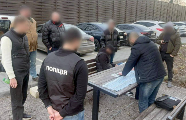 В Одесской области служащего ТЦК выявили на взятке в 300 тысяч гривен за перевод военного в тыл