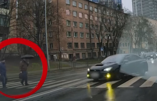 В Киеве наказали водителя Subaru, который не пропустил пешеходов — видео