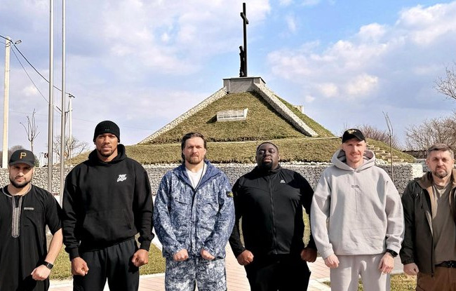 Усик та Джошуа разом приїхали до Києва, фото та відео